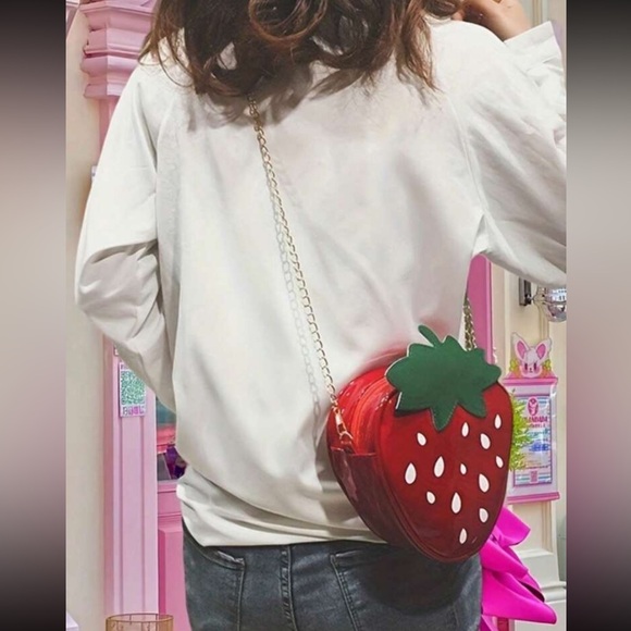NEW STRAWBERRY SHAPED CROSSBODY 7” x 7” REMOVABLE STRAP!! - Picture 2 of 8